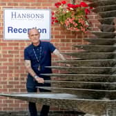 Hansons valuer Karl Martin with the sculpture. 