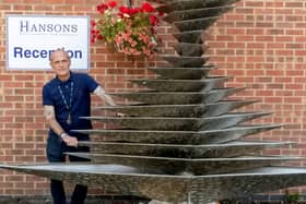 Hansons valuer Karl Martin with the sculpture. 