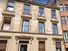 Why are the tenement buildings in Glasgow two different colours?