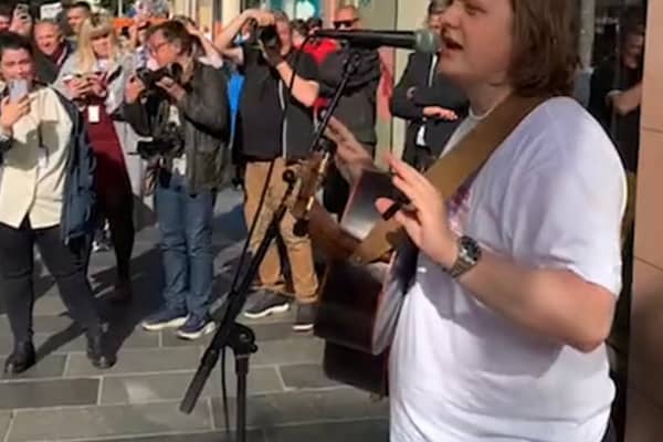 Lewis Capaldi played the impromptu busking set on Buchanan Street just after 3pm today (14 September).