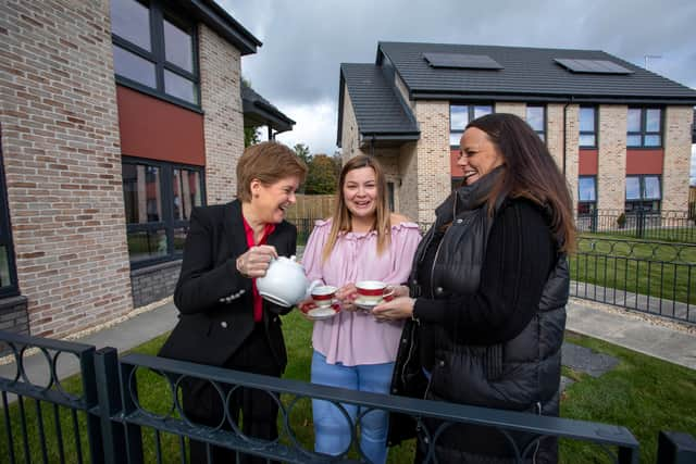 First Minister Nicola Sturgeon with Cromdale Square residents Terri Nimmo (left) and Jennafer Browning. Pic: Martin Shields.