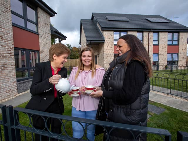 First Minister Nicola Sturgeon with Cromdale Square residents Terri Nimmo (left) and Jennafer Browning. Pic: Martin Shields.