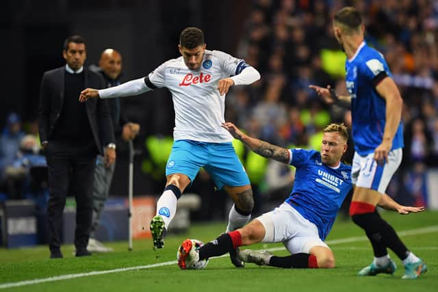 Napoli's Italian defender Giovanni Di Lorenzo (L) and Rangers' Canadian-Scottish midfielder Scott Arfield (C) vie for the ball 