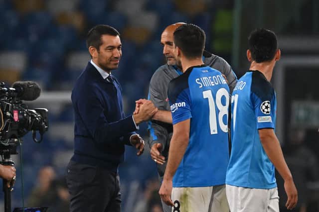 Rangers' Dutch manager Giovanni van Bronckhorst (L) shakes hands with Napoli's Argentinian forward Giovanni Simeone (2nd R) next to Napoli's Italian coach Luciano Spalletti (C)