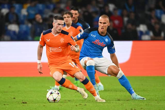 Rangers' English midfielder Ryan Kent (L) fights for the ball with Napoli's Norwegian defender Leo Ostigard
