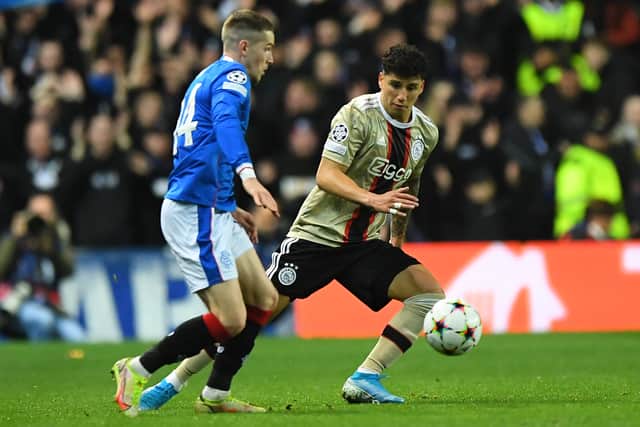 Rangers' English midfielder Ryan Kent (L) vies with Ajax's Mexican defender Jorge Sanchez (R)