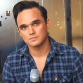 Pop Idol star Gareth Gates wowed Glasgow fans with a song at a karaoke bar on Bath Street.