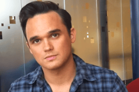 Pop Idol star Gareth Gates wowed Glasgow fans with a song at a karaoke bar on Bath Street.