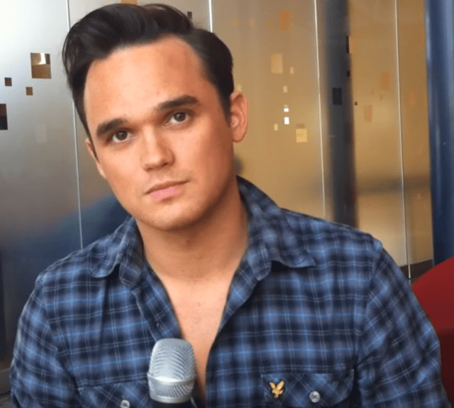 Pop Idol star Gareth Gates wowed Glasgow fans with a song at a karaoke bar on Bath Street.