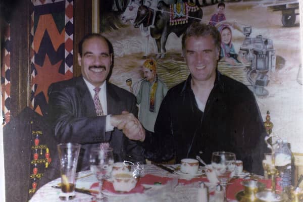 A rare pic of Billy Connolly with incredibly short hair - pictured in the Koh I’Noor in 2002 restaurant with owner Russel Tahir