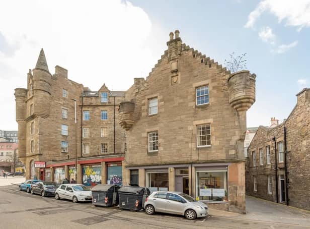 <p>For Sale in Scotland: Immaculate 2-bed flat with views of Edinburgh Castle on the market for £285,000</p>
