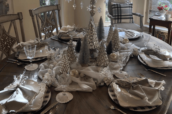 An example of a ‘modern’ Christmas dinner tablescape in silver and white. Pic: @elleandmavenue on Instagram.