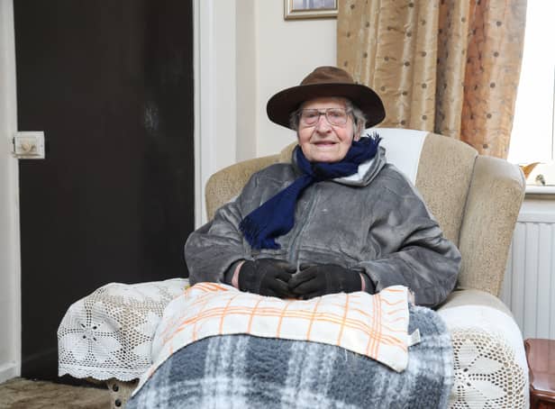<p>Ivor Gardner, a 103-year-old WW2 veteran who has spent the winter without heating after an energy left him without a working meter is keeping warm - under tea towels and wearing oven gloves.</p>