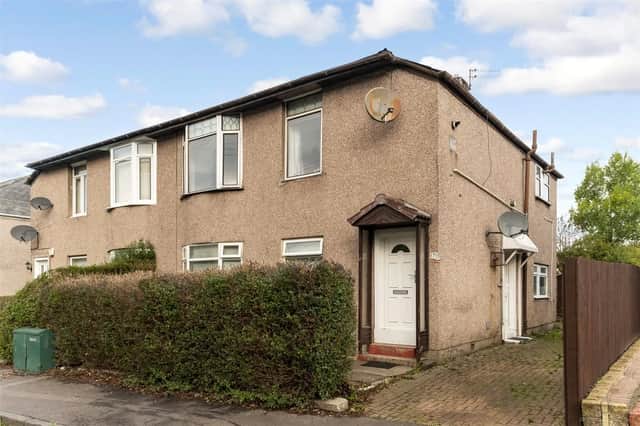 For Sale in Glasgow: Attractive 3 bed cottage with a modern lounge and gallery-style kitchen for £97,500