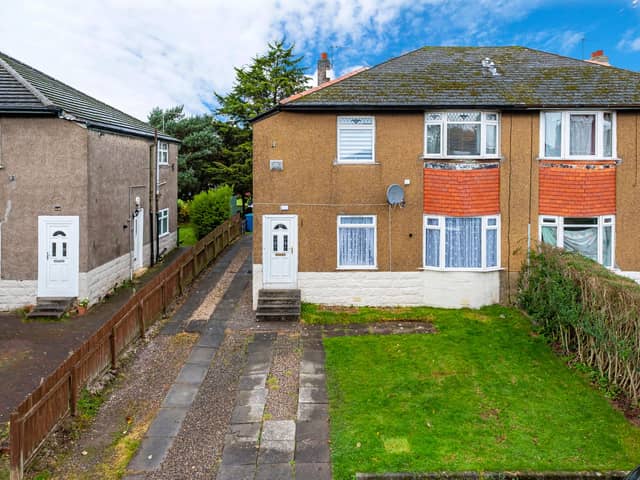 For Sale: Quirky 2 bed cottage flat with a luscious green garden next to Croftfoot Bowling Club - £98,000