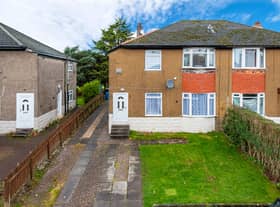 For Sale: Quirky 2 bed cottage flat with a luscious green garden next to Croftfoot Bowling Club - £98,000