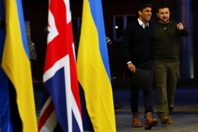 Ukraine's President Volodymyr Zelensky (R) and Britain's Prime Minister Rishi Sunak 