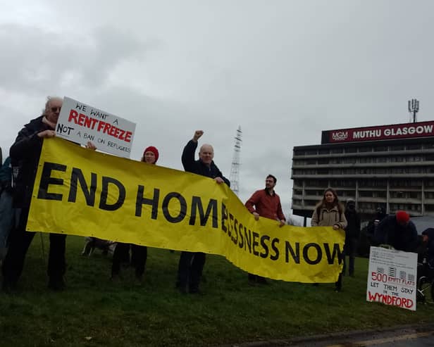 Members of the Wyndford Resident’s Union attended the site of the controversial Erskine Hotel accommodation for asylum seekers to present their solution to the issue