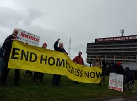Members of the Wyndford Resident’s Union attended the site of the controversial Erskine Hotel accommodation for asylum seekers to present their solution to the issue
