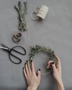 You can use flexible branches to make your wreath much more sustainable (photo: Unsplash)