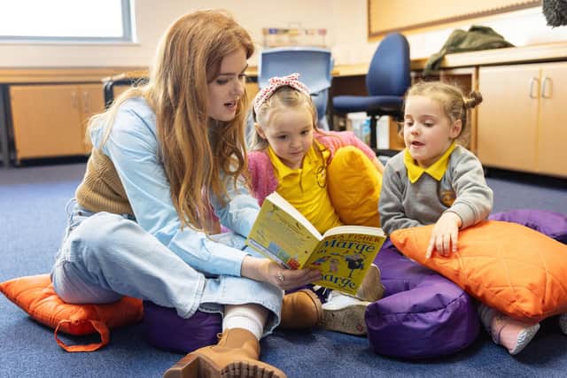 SCUK Ambassador Isla Fisher reads to Ornaith and Grace at Families Connect programme at St Columbkille's Primary School, Rutherglen, Glasgow.