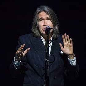 Justin Currie, the lead singer for Scotland's pop and rock band Del Amitri, has been diagnosed with Parkinson's disease. 