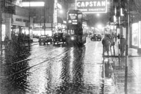 A rainy night on Argyle Street in 1960