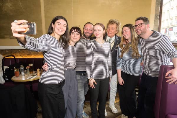 Before heading to Celtic Park, Rod Stewart dropped into the Kelvingrove Cafe for old fashioned cocktails and had a photo with the staff. 