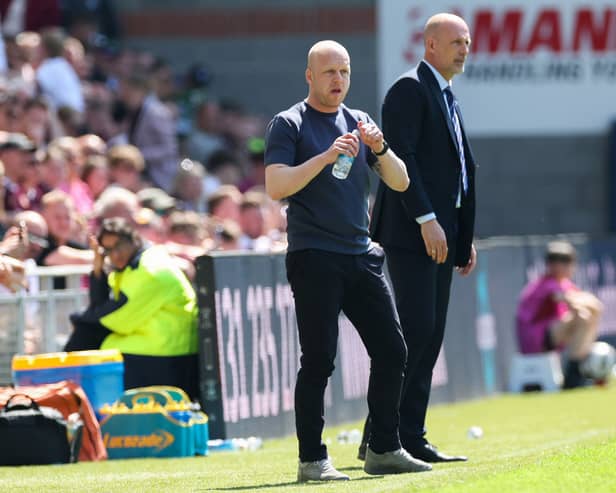 Hearts manager Steven Naismith (L) and Rangers manager Philippe Clement 