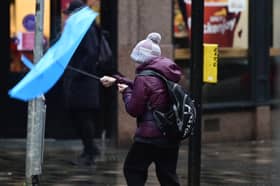 Strong winds causing problems for pedestrians in Glasgow 