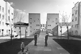 Cumbernauld, Abronhill 4. View of two- and four-storey blocks at South end of pedestrian bridge.