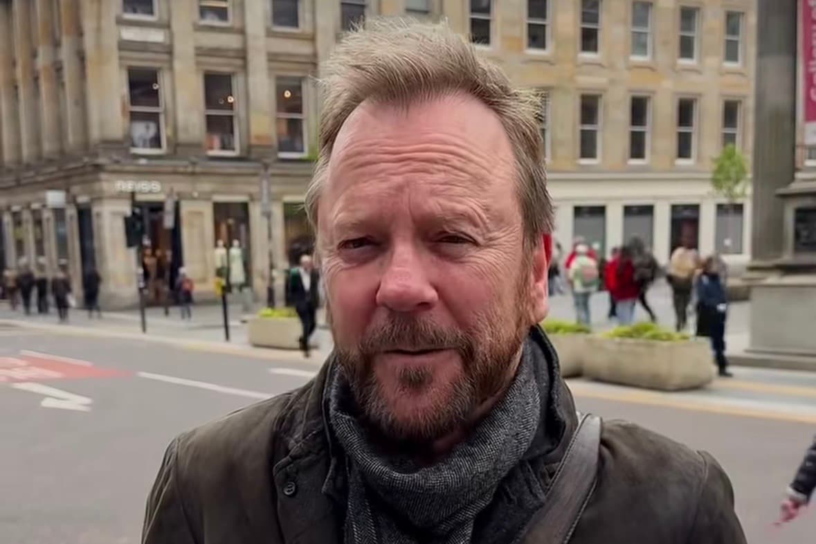Video: Hollywood-Star Kiefer Sutherland bewundert Glasgows Wahrzeichen im ...