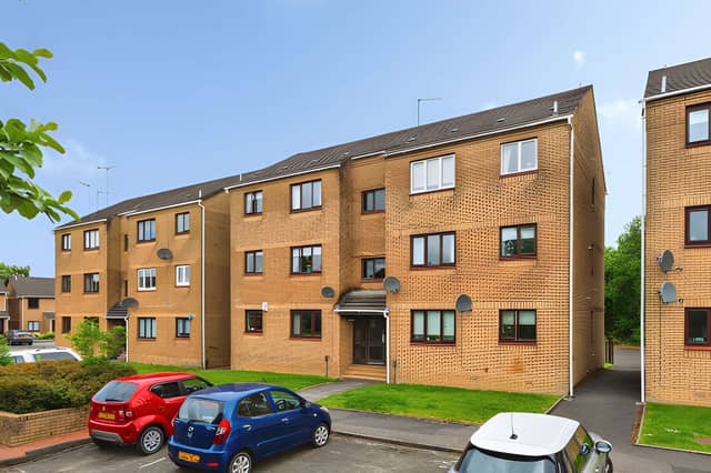 The residential setting of Howth Drive provides the backdrop to this well-maintained Anniesland flat