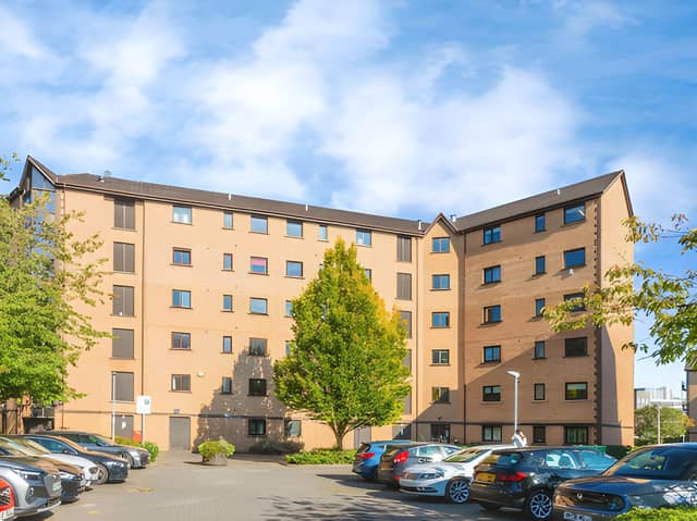 Set within a convenient Glasgow development, this second-floor apartment offers residents' parking and a location close to the River Clyde.