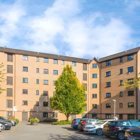 Set within a convenient Glasgow development, this second-floor apartment offers residents' parking and a location close to the River Clyde.