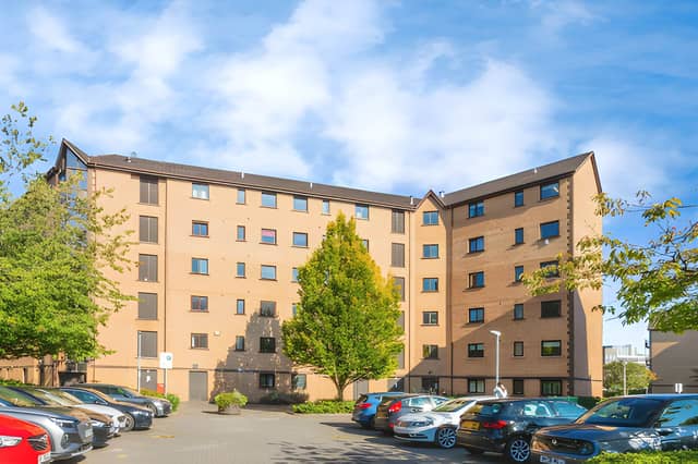 Set within a convenient Glasgow development, this second-floor apartment offers residents' parking and a location close to the River Clyde.