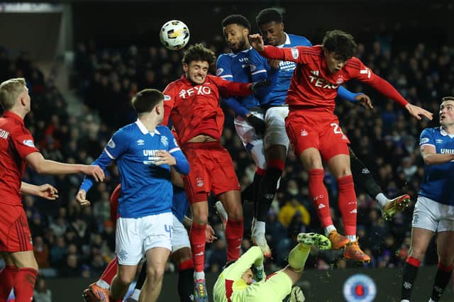McInnes has defended Fernandez after Hearts display.