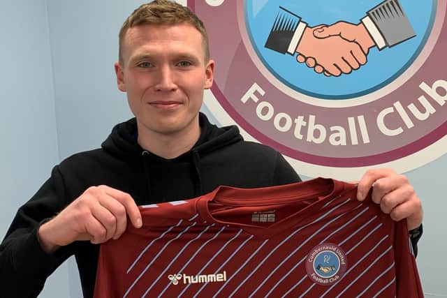 Tom Neil joins from local rivals Kilsyth Rangers