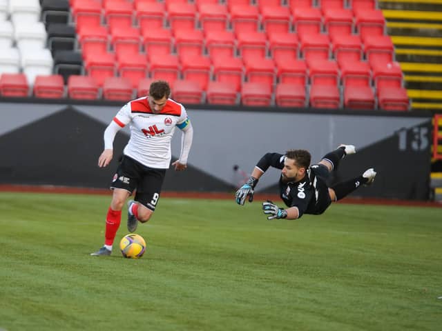 David Goodwillie evades Montrose keeper Aaron Lennox to score his first goal (pic: Craig Black Photography)