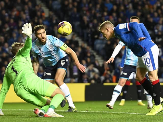 Rangers' Steven Davis nods home the only goal of the match in the 1-0 win over Dundee at Ibrox. (Photo by Rob Casey / SNS Group)