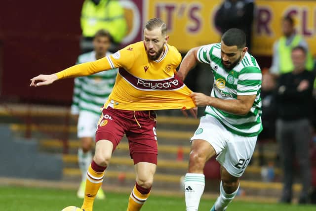 Celtic's Cameron Carter-Vickers gets to grips with 'Well's Kevin van Veen (Pics by Ian McFadyen)
