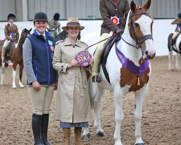 Annie and Neuk receiving their prize from judges Michaela Bowling (L) and Hannah Atkinson (R).
