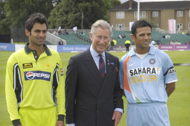 Future Friendship Cup, India vs Pakistan at Titwood - Prince Charles with team captains Shoaib Malik (Pakistan, left) and Rahul Dravid (India).