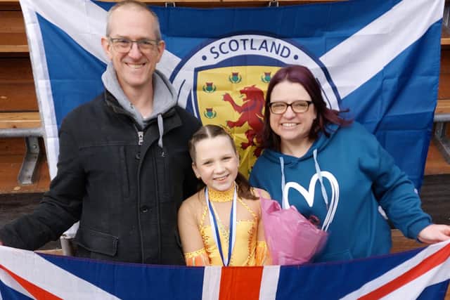 Victoria pictured with her parents