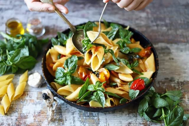 Adding oil to pasta water to stop the pasta from sticking is a common myth (photo: Adobe)