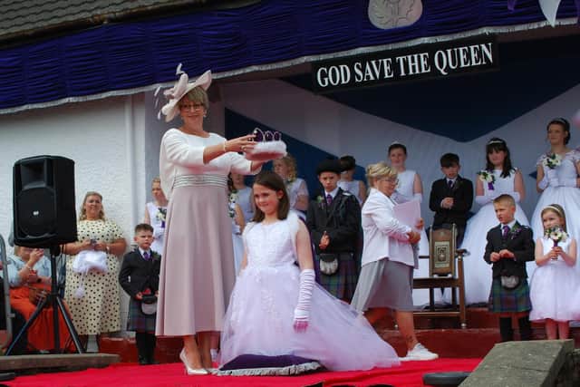 Alison Lawrie, who was Queen in 1980, looked pretty in pink as she crowned Chloe Watt.