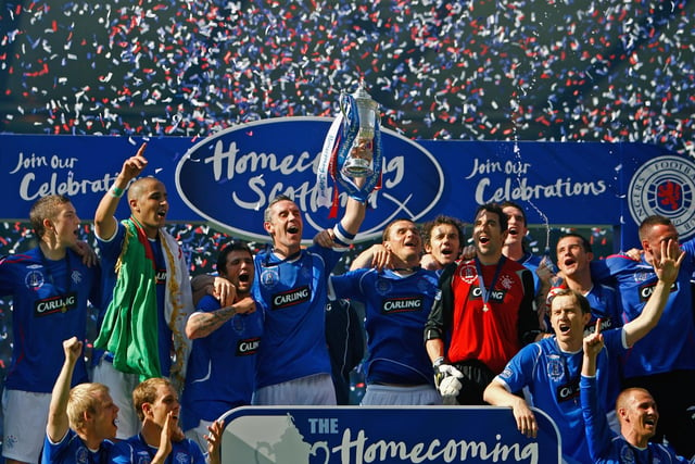 Rangers 1-0 Falkirk - David Weir (C) and the Rangers team celebrate with the trophy.