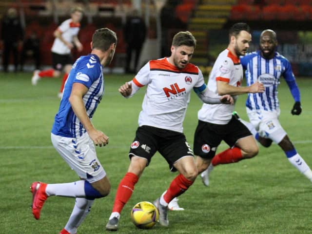 David Goodwillie tries to find a way through the Kilmarnock defence (pic: Craig Black Photography)