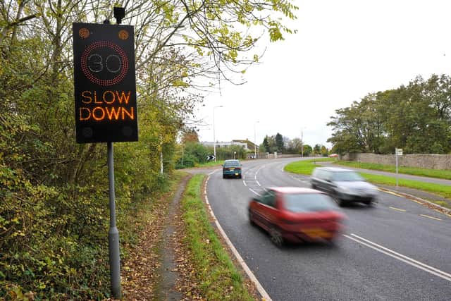 An electronic speed limit sign showing 30mph