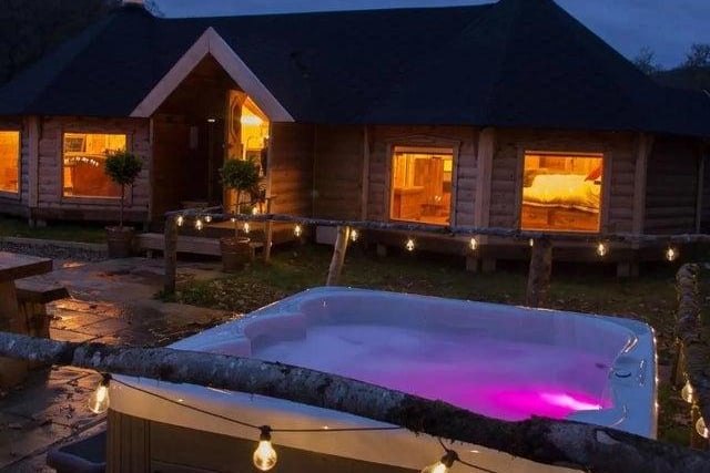 Located on a 500 acre estate, this one bedroom lodge boasts a four poster bed, roll top copper bath, fully-fitted kitchen, stylish living area and a patio with a hot tub, pizza oven, fire pit and barbecue. Book: https://bit.ly/2Uri5ba